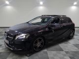 La Mercedes Classe B est garée sur un sol en carrelage à damier