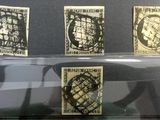 quatre timbres exposés dans une vitrine