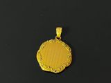 un pendentif plaqué or présentant un motif circulaire sur fond noir