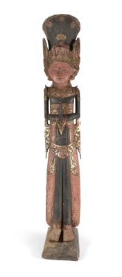 une vieille statue en bois d'un homme avec un chapeau sur la tête