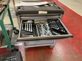 un chariot à outils contenant de nombreux outils, dans un entrepôt