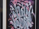 peinture représentant une image en noir et blanc d'un graffiti sur fond noir