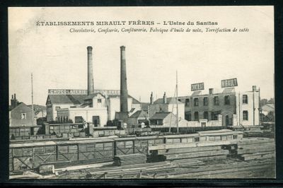 une photo en noir et blanc d'une ancienne usine