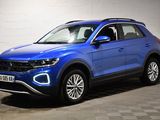une Volkswagen T-Cross bleue garée dans un garage