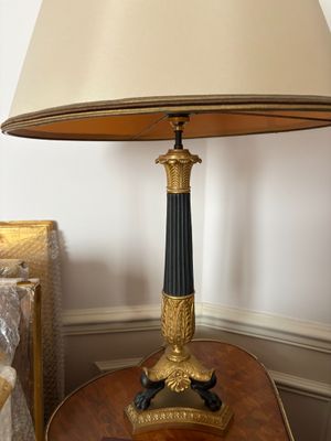 une lampe posée sur une table dans une pièce