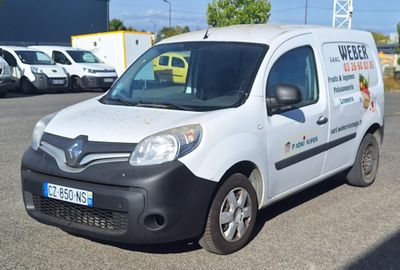 une camionnette blanche garée dans un parking