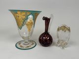 trois vases en verre posés l'un à côté de l'autre sur une table
