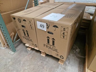 de nombreuses caisses empilées sur des palettes dans un entrepôt