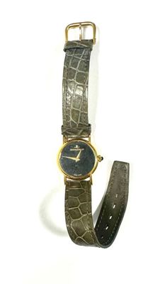 une image d'un gros plan d'une montre-bracelet sur une surface blanche