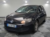 la photo d'une voiture noire garée dans un garage