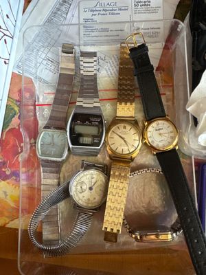 de nombreux modèles de montres dans un bac en plastique