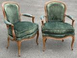 paire de fauteuils rembourrés verts avec structure et accoudoirs en bois