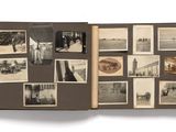 un livre ouvert sur lequel sont posées plusieurs vieilles photos