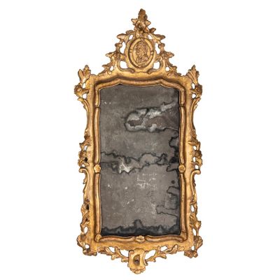 une image d'un miroir encadré d'or sur un mur blanc