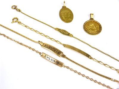 de nombreux colliers et bracelets en or posés sur un fond blanc