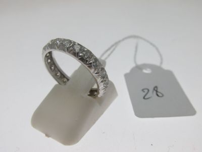 gros plan d'une bague sur une surface blanche avec une étiquette de prix