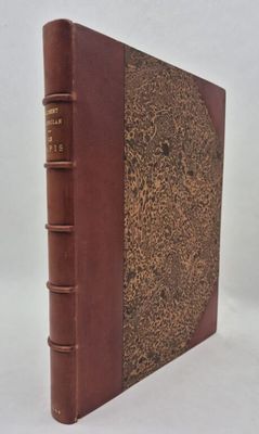 un vieux livre à la couverture brune posé sur une surface blanche