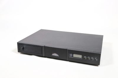 une image représentant un lecteur CD posé sur une surface blanche