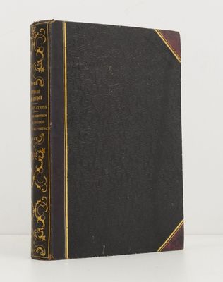 un livre noir aux bords dorés et à la couverture marron