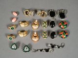 de nombreux types de boucles d'oreilles et de bagues posés sur la table