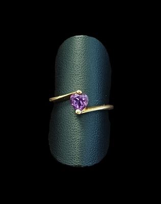 Gros plan sur une bague ornée d'une pierre violette
