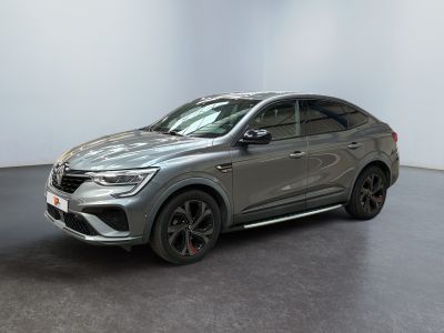 un SUV gris garé dans une pièce au sol noir
