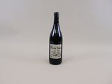 une bouteille de vin posée sur une table blanche
