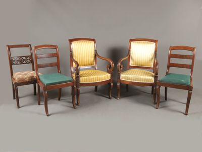quatre chaises avec des coussins rembourrés verts et un dossier rembourré doré
