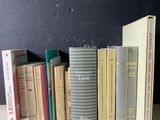 un grand nombre de livres posés sur une table