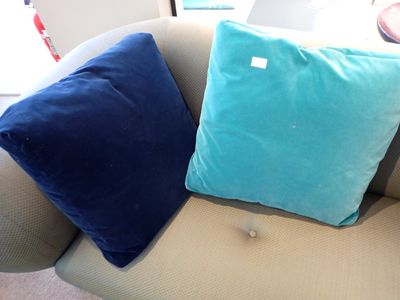 deux oreillers posés sur le dossier d'une chaise
