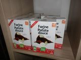 trois boîtes de conserves posées sur une étagère dans une cuisine