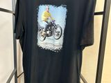 un t-shirt noir avec l'image d'un homme à moto