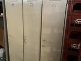 plusieurs casiers métalliques dans un entrepôt, avec des cartons empilés par terre