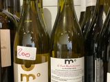 plusieurs bouteilles de vin sont alignées sur un comptoir