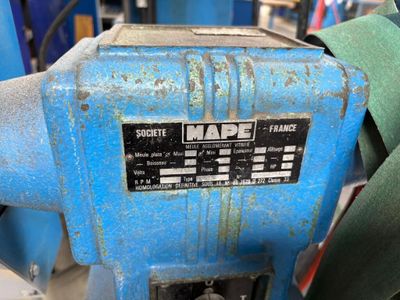 l'image d'une machine qui travaille sur une feuille de papier