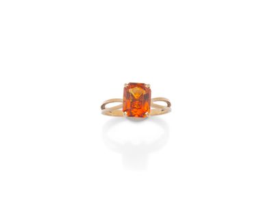 une bague en saphir orange et diamants