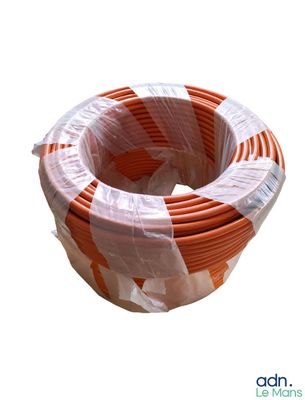 un rouleau de fil électrique orange et blanc emballé dans du plastique
