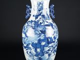 un vase bleu et blanc orné d'un dragon