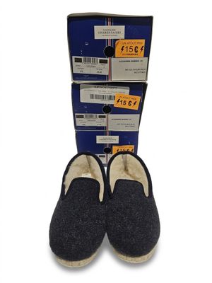 une paire de pantoufles posée sur une boîte