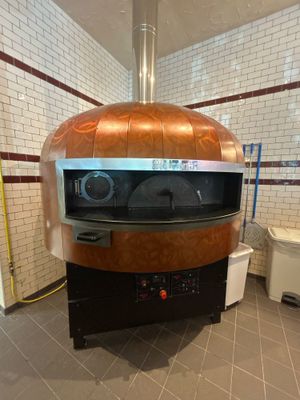 une photo d'un four à pizza dans une cuisine