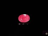 gros plan d'un diamant rose sur une surface noire