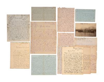 une image représentant une pile de vieux papiers sur lesquels figurent des inscriptions