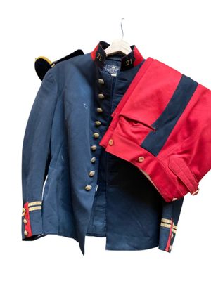 uniforme de soldat composé d'une veste rouge et d'une veste bleue