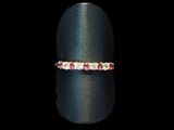 une photo d'une bague sertie de diamants roses et blancs
