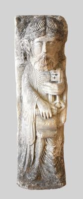 une statue en pierre représentant un homme tenant un enfant dans ses bras