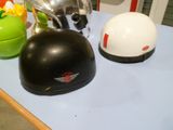 trois types différents de casques de moto posés sur une table