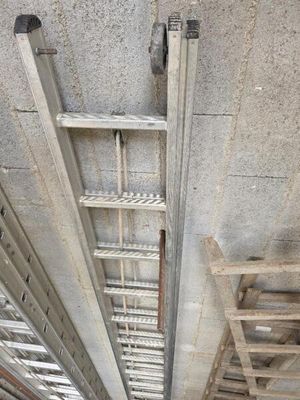 une échelle suspendue au plafond d'un immeuble