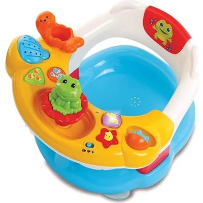un gros plan sur une baignoire pour bébé avec des jouets dessus