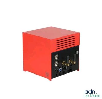 une boîte rouge au couvercle noir posée sur une surface blanche