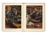 un livre ouvert avec deux photos d'une femme travaillant à la machine à coudre